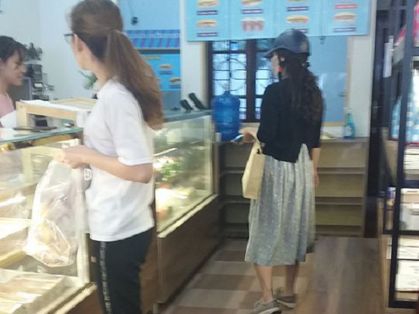 Hai người phụ nữ đội mũ bảo hiểm, đeo khẩu trang bước vào cửa hàng bánh ngọt với điệu bộ rất 'khả nghi', khi biết lý do ai cũng té ngửa
