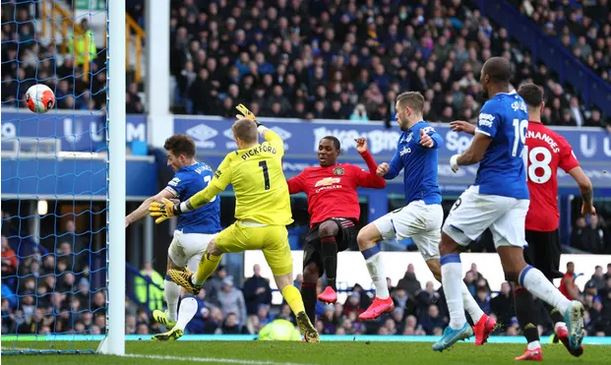 Man United, Tottenham lỡ cơ hội rút ngắn khoảng cách với top 4