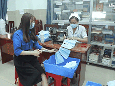 VIDEO: Tranh thủ giờ nghỉ sau ca trực, nhân viên y tế Bệnh viện quận 11 may khẩu trang y tế phòng dịch Covid-19