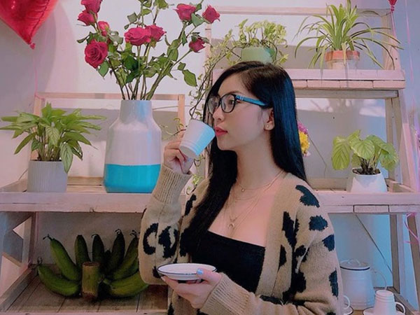 Dân tình ồ ạt đăng status để 4 năm sau xem lại, riêng Nhật Lê lại 'thả nhẹ' chiếc ảnh như đang đắm chìm trong tình yêu