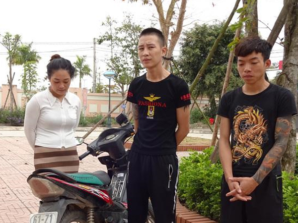 2 thanh niên xăm trổ cùng 1 cô gái gây ra liên tiếp 13 vụ cướp dây chuyền, điện thoại