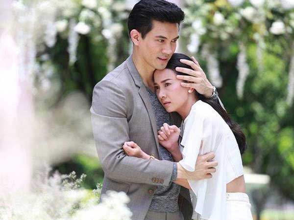 Đêm tân hôn hốt hoảng khi thấy chồng cũ xông vào nhà mặt xây xước đặt cục tiền xuống bàn tuyên bố: 'Hạ màn đi, bằng này đã đủ chưa?'