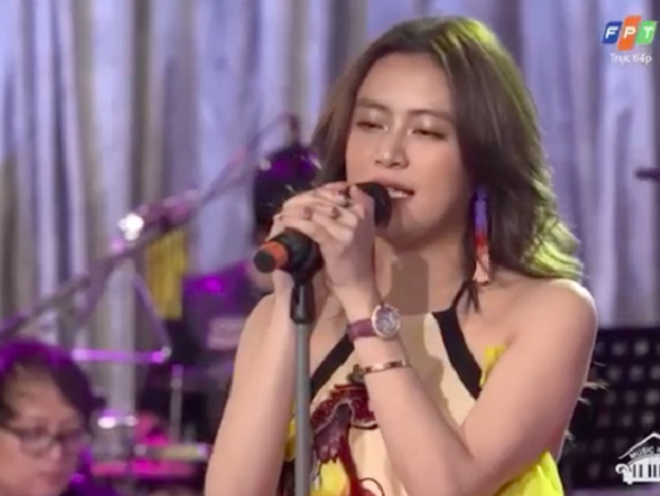 Hoàng Thùy Linh bị chỉ trích vì hát live chênh phô, hụt hơi