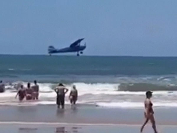 Video: Máy bay rơi xuống bãi biển có nhiều người đang tắm