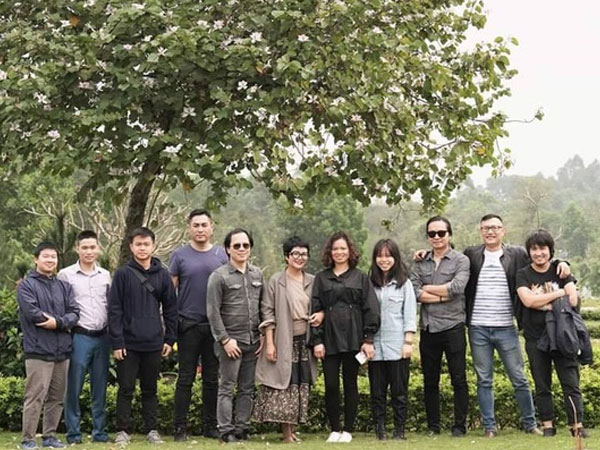 4 năm ngày mất, vợ con và ban nhạc Bức Tường đến viếng mộ cố nhạc sĩ Trần Lập: Người đi ra đi nhưng cái tình còn mãi!