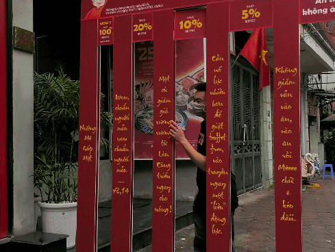 Nhà hàng buffet Hà Nội bán theo size khách: chui lọt khe rộng 14,5cm giảm giá 500.000 đồng