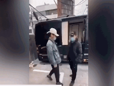 Video: Tránh bắt tay giữa mùa dịch Covid-19, người dân Trung Quốc nghĩ ra cách chào hỏi cực độc đáo