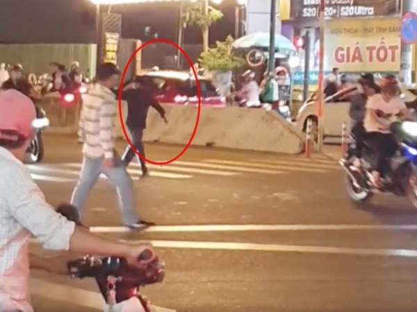 Đối tượng nghi ‘ngáo đá’ cầm rìu dọa chém người giữa ngã tư