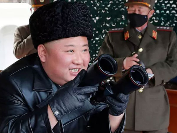 Hình ảnh đối lập giữa ông Kim Jong-un và cấp dưới giữa dịch Covid-19