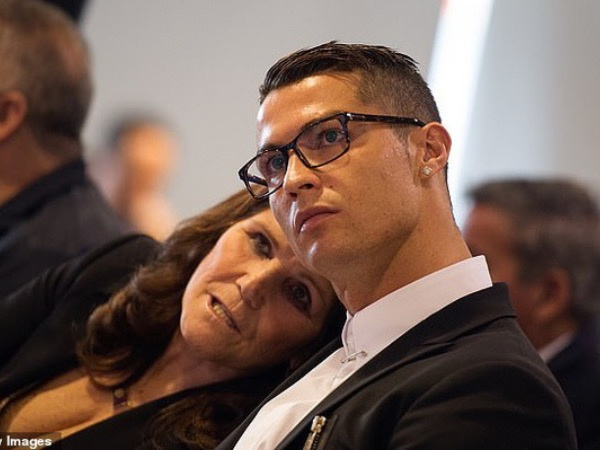 Sốc: Mẹ Ronaldo phải nhập viện khẩn cấp sau cơn đột quỵ