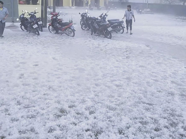 Chuyên gia lý giải hiện tượng mưa đá to bằng viên bi phủ trắng như tuyết trên đường ở Lai Châu