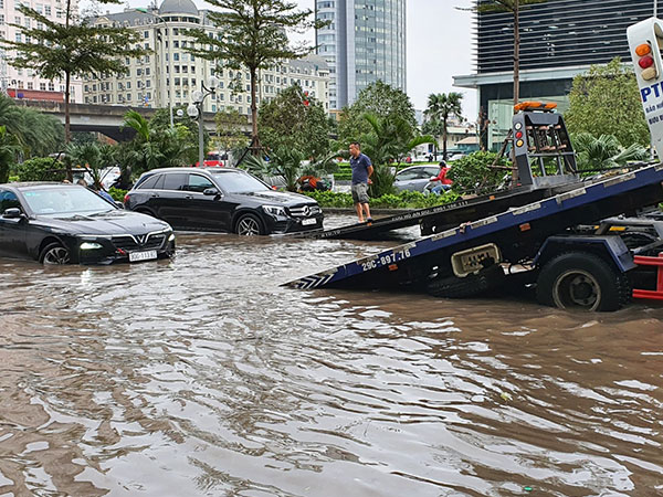 Nhiều ô tô hạng sang chết máy, ngập trong biển nước sau trận mưa lớn tại Hà Nội