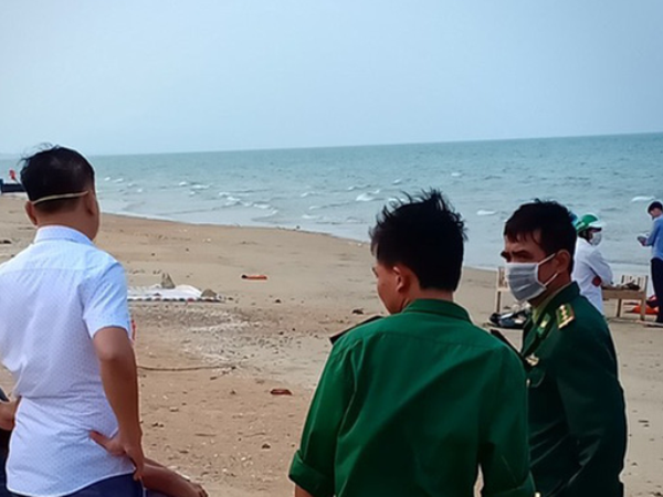 Phát hiện thi thể người đàn ông cởi trần trôi dạt ngoài bờ biển