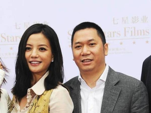 Con trai Triệu Vy khoe ảnh gia đình đi trượt tuyết, để lộ chi tiết làm dấy nghi vấn cha mẹ đã ly hôn