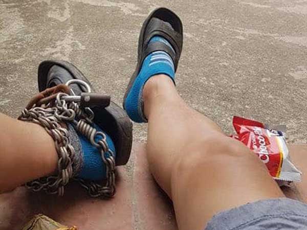 Chàng trai tự cột xích vào chân làm quà tặng mẹ 8/3, nghe lý do ai cũng phải nghẹn ngào