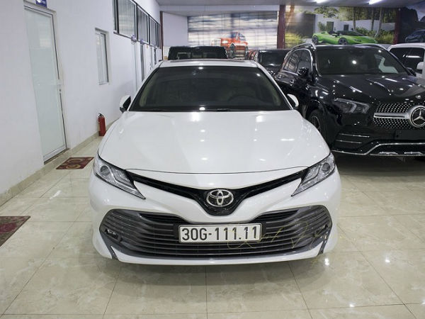 'Soi' Toyota Camry 2020 biển 'ngũ quý 1' ở Hà Nội