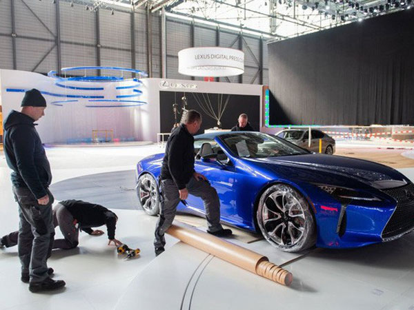 Khung cảnh tan hoang của Geneva Motor Show 2020: Tất cả đắp chiếu chờ tháo dỡ