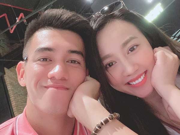 Dài hơn cả sông Volga là màn đưa đẩy của Tiến Linh với 'chị đẹp' hơn 3 tuổi: Các 'phi công' ơi vào mà học hỏi nè!