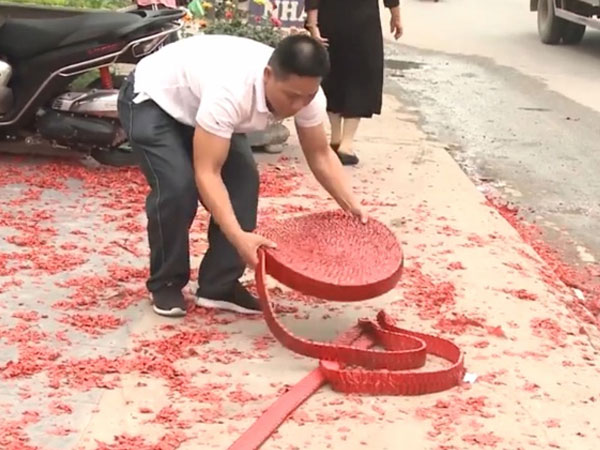 Đám cưới đốt pháo đỏ đường ở Hà Nội: Bố chú rể nói không biết