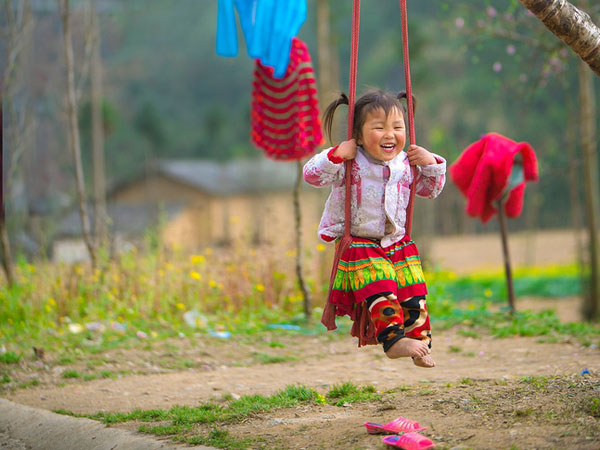 Khoảnh khắc cô bé Hà Giang nô đùa, cười rạng rỡ bên đường khiến bao người xao xuyến