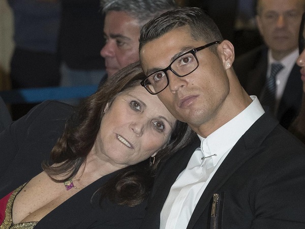 Ronaldo lên tiếng sau khi mẹ bị đột quỵ, phải nhập viện khẩn cấp