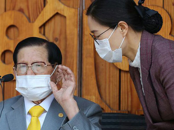 Người phụ nữ bí ẩn cạnh giáo chủ Tân Thiên Địa