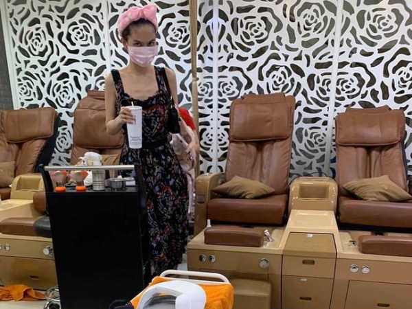 Sốc với hình ảnh Ngọc Trinh do người qua đường chụp, lộ khuyết điểm gầy trơ xương với vòng 1 lép kẹp