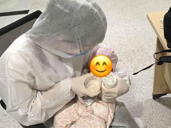 Em bé 2 tháng tuổi 'một mình' từ Hàn Quốc về nước tránh dịch Covid-19