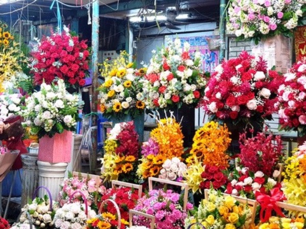 Hoa rớt giá thê thảm cận ngày 8/3 vẫn không ai mua