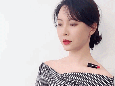 Dân mạng sốt rần rần với thử thách đặt son môi lên xương quai xanh: Vừa khoe được dáng mảnh mai lại vừa khoe được gia tài son 'khủng'