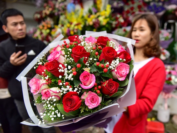 Giá hoa tươi 8/3 xuống thấp kỷ lục, người cười kẻ khóc