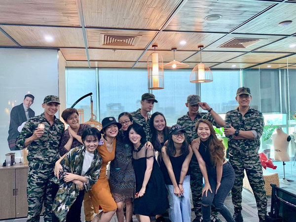 Công ty khiến chị em khắp nơi ghen tị vì tổ chức 8/3 theo phong cách 'Hạ cánh nơi anh', các oppa Hyun Bin phiên bản Việt là đây chứ đâu!