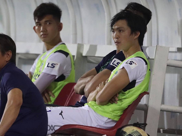 Tuấn Anh buồn xo vì không được cùng đồng đội HAGL mở màn thắng lợi tại V.League 2020