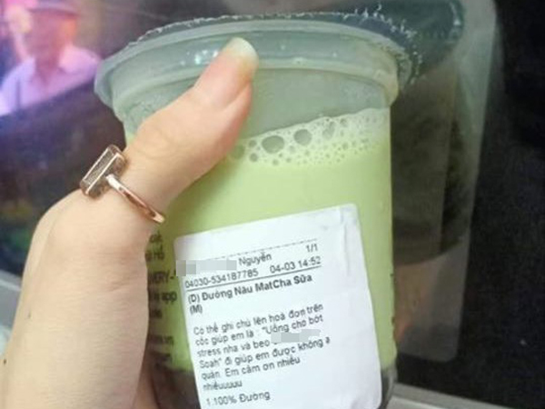 Đang buồn cũng phải lăn ra cười vì cốc trà sữa bạn order tặng với lời nhắn 'khó nói' đi kèm