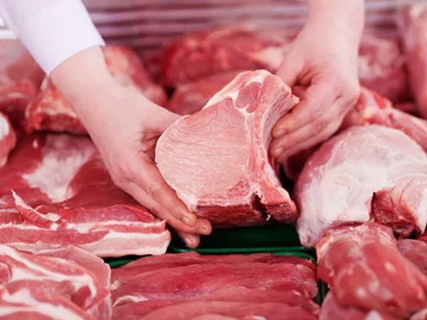 Thịt lợn tăng giá khó hiểu, hàng nhập ồ ạt đổ về