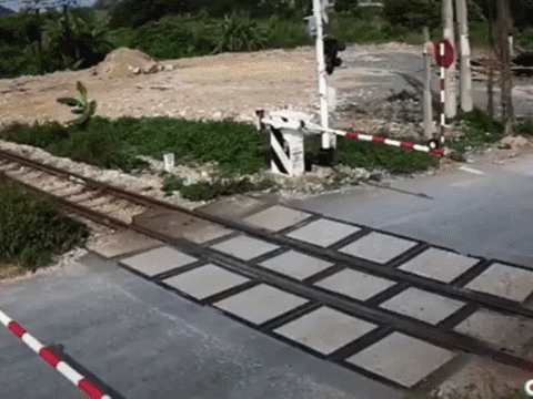 Video: Nam thanh niên bẻ lái ngoạn mục, thoát chết ngay trước đầu tàu hỏa