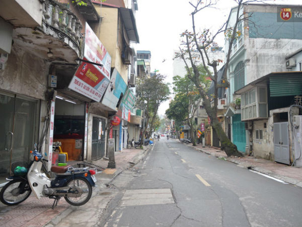 Ảnh: Phố Trúc Bạch 'vắng hoe' vì ca nhiễm Covid-19 thứ 17, hàng loạt hàng quán đóng cửa, treo biển tạm nghỉ