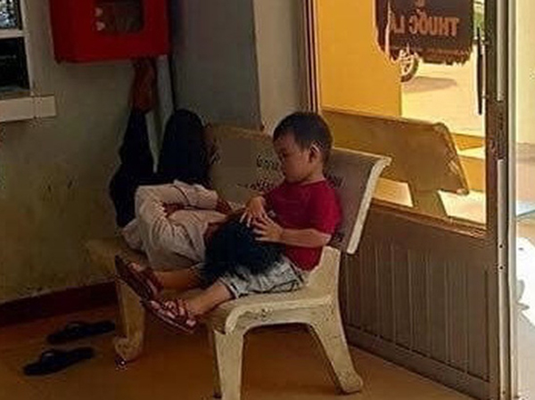 Được phân công trông cháu, cậu láu cá nghĩ ra cách 'giam lỏng' có 1-0-2, biểu cảm dỗi hờn của bé trai khiến ai nấy ôm bụng cười