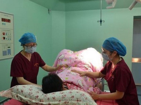 Sản phụ bí mật đưa cho bác sĩ 1 mảnh giấy trước khi lên bàn đẻ, khi mở ra đọc người buồn cười, người thấy chua xót