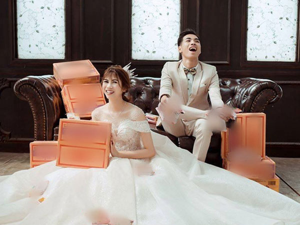 Nhân viên studio tiết lộ sự thật việc chú rể dùng 50 thùng mì tôm cầu hôn rồi lấy chụp luôn ảnh cưới: 'Bộ ảnh cũng dính những tranh cãi'