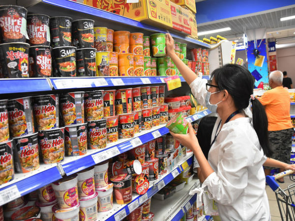 Hàng thiết yếu dồi dào, giá ổn định