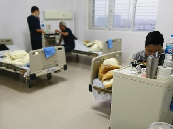Người gần nhà cô gái nhiễm COVID-19 ở Hà Nội: Đừng nhìn chúng tôi như vật bị cách ly!
