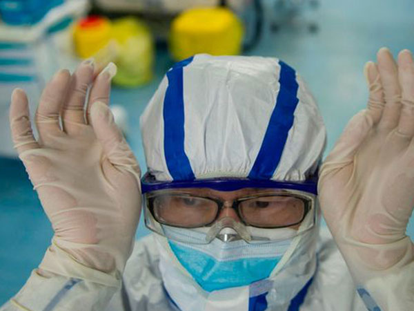 Nữ bác sĩ kiên cường khi đồng nghiệp và bố mẹ nhiễm virus corona: 'Nếu chúng tôi cũng ngã xuống, ai sẽ chữa trị cho mọi người?'