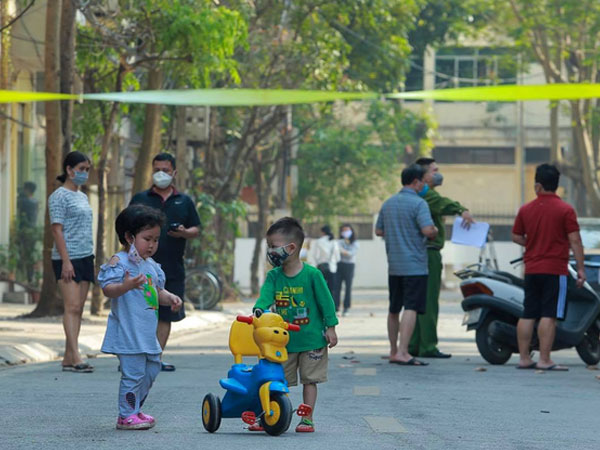 Hình ảnh ấm lòng bên trong khu cách ly Trúc Bạch: Trẻ em thoải mái đeo khẩu trang vui đùa, từng nhà được phát hoa quả và vitamin C