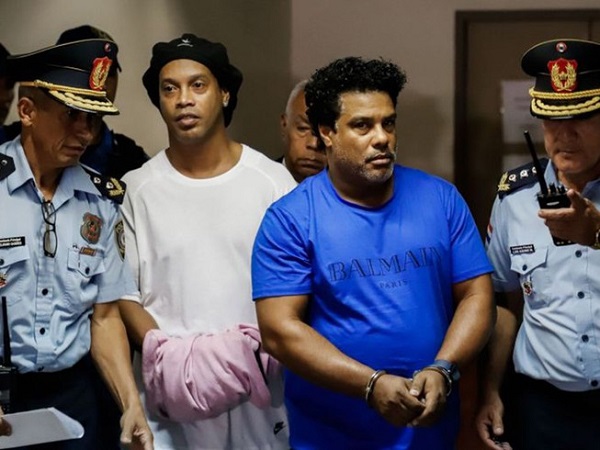 Ronaldinho nguy cơ ngồi tù 6 tháng