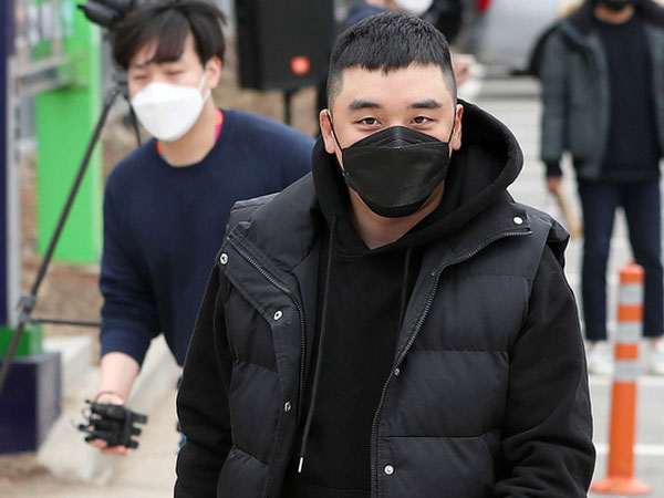 Seungri chính thức xuất hiện với diện mạo mới, cúi gập người chào 90 độ trước khi lên đường nhập ngũ