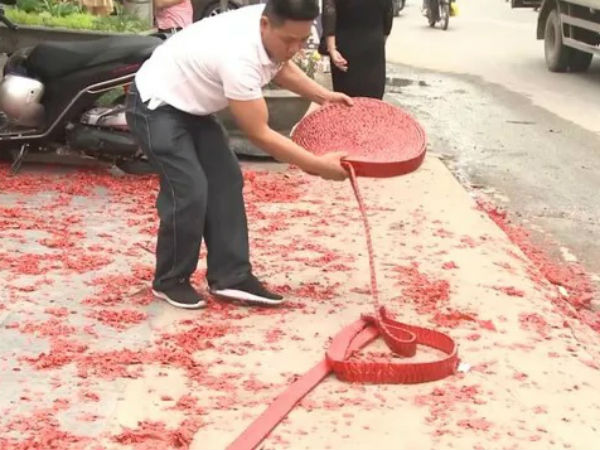 Thêm một đối tượng đầu thú vụ đốt pháo đỏ đường trong đám cưới ở Hà Nội