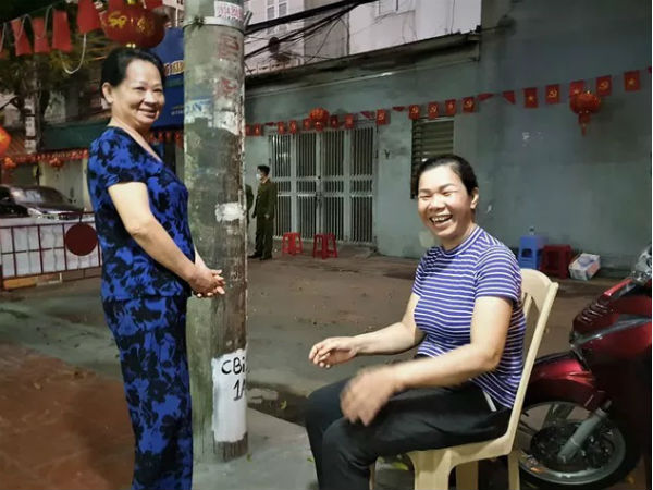 Hải Phòng: Dân trong vùng kiểm soát COVID-19 mừng như có tiệc khi biết hàng xóm âm tính