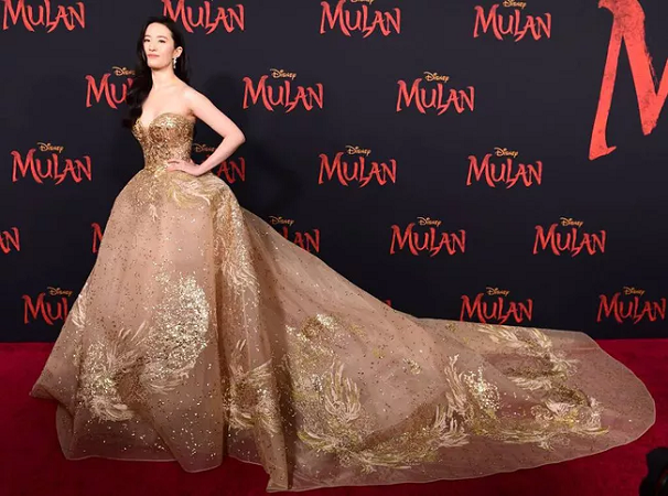 Thảm đỏ 'Mộc Lan' ở Mỹ bùng nổ vì Lưu Diệc Phi diện váy phượng hoàng siêu hoành tráng