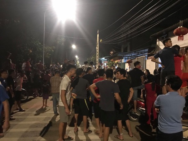 Giải cứu một thanh niên bị hàng trăm người bao vây vì nghi bắt cóc trẻ em